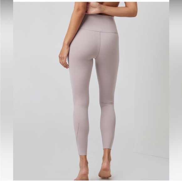 Vuori Evolve Legging Uplift Legging Dusk Pink 7/8 Length High Rise - Picture 4 of 16